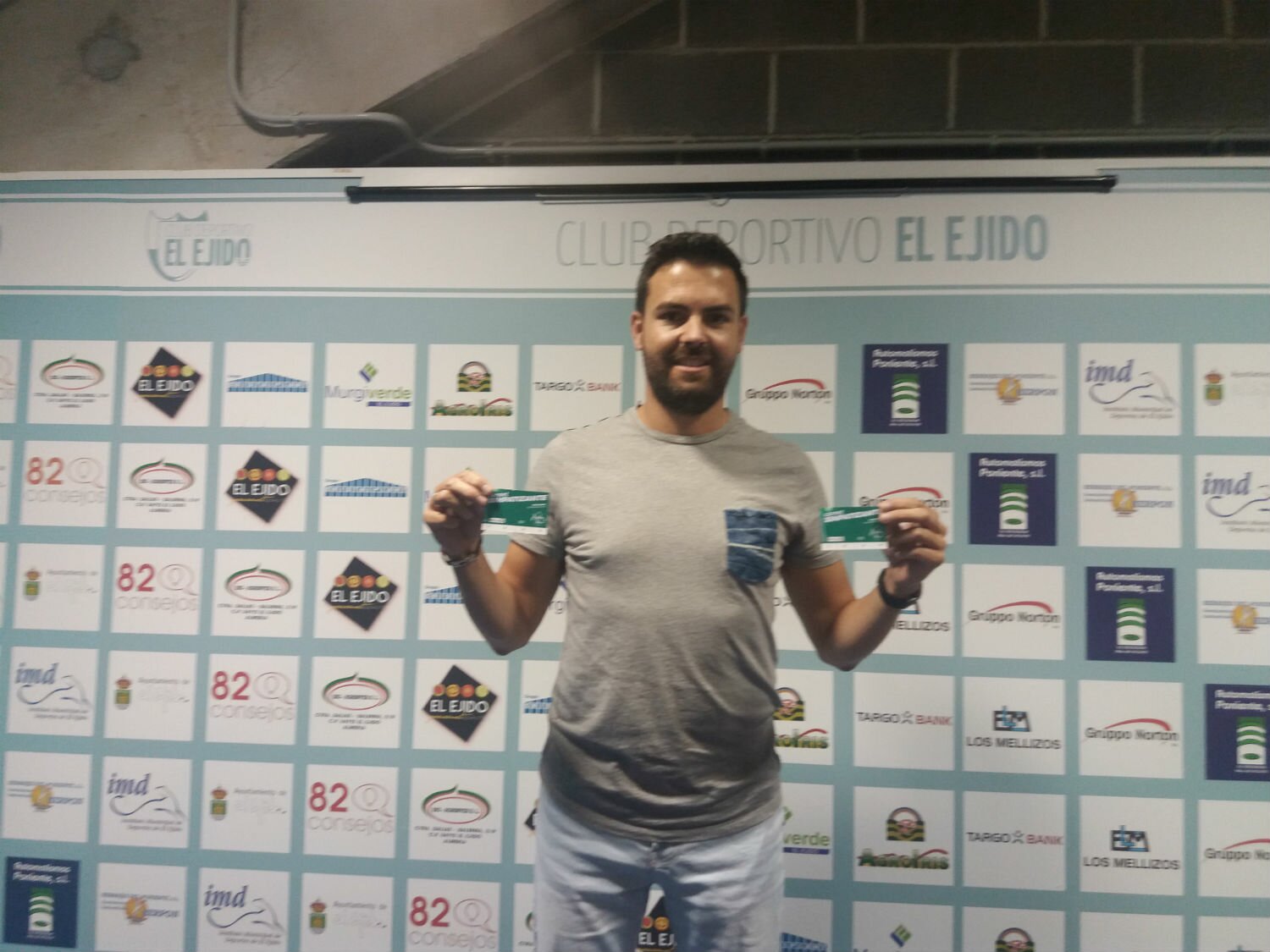 El Carnet del Simpatizante para cuatro partidos