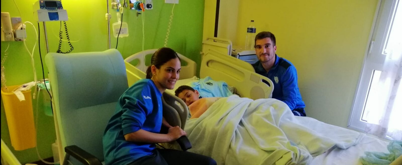 Los jugadores del CD El Ejido visitan a los pequeños en el Hospital de Poniente