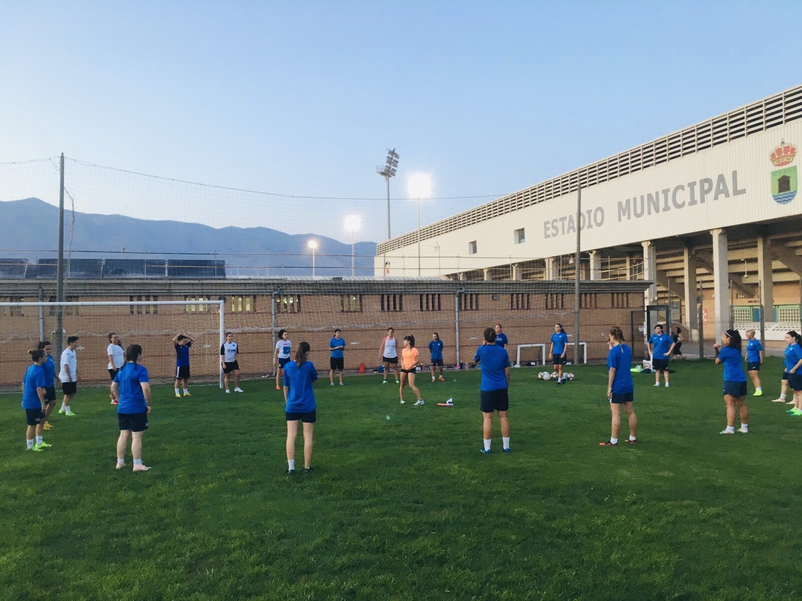 El equipo femenino de fútbol empieza la preparación física