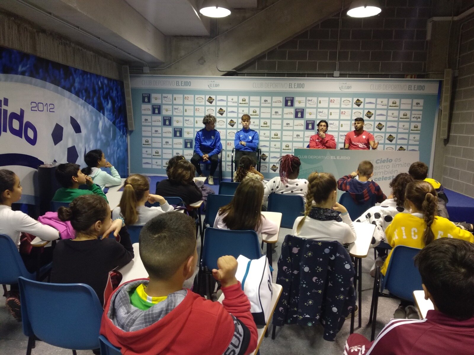 El CEIP Santa María del Águila vive Un Día con el CD El Ejido y La Unión
