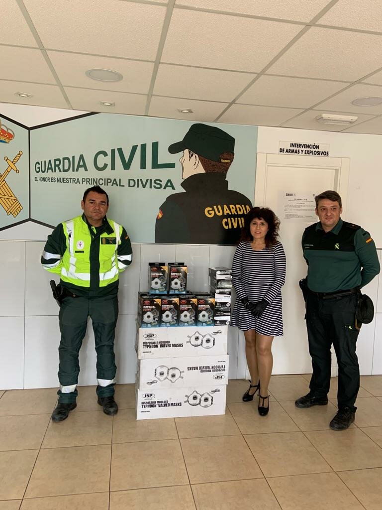 Herrajes del Poniente entrega una importante cantidad de mascarillas a la Guardia Civil