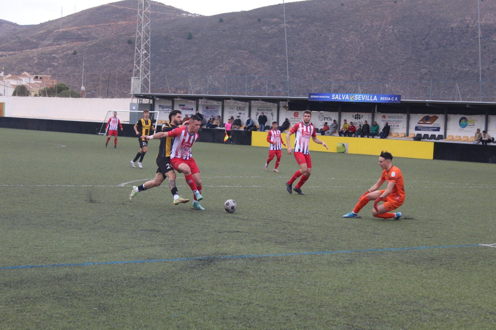 El Berja CF empata en un partido marcado por las expulsiones